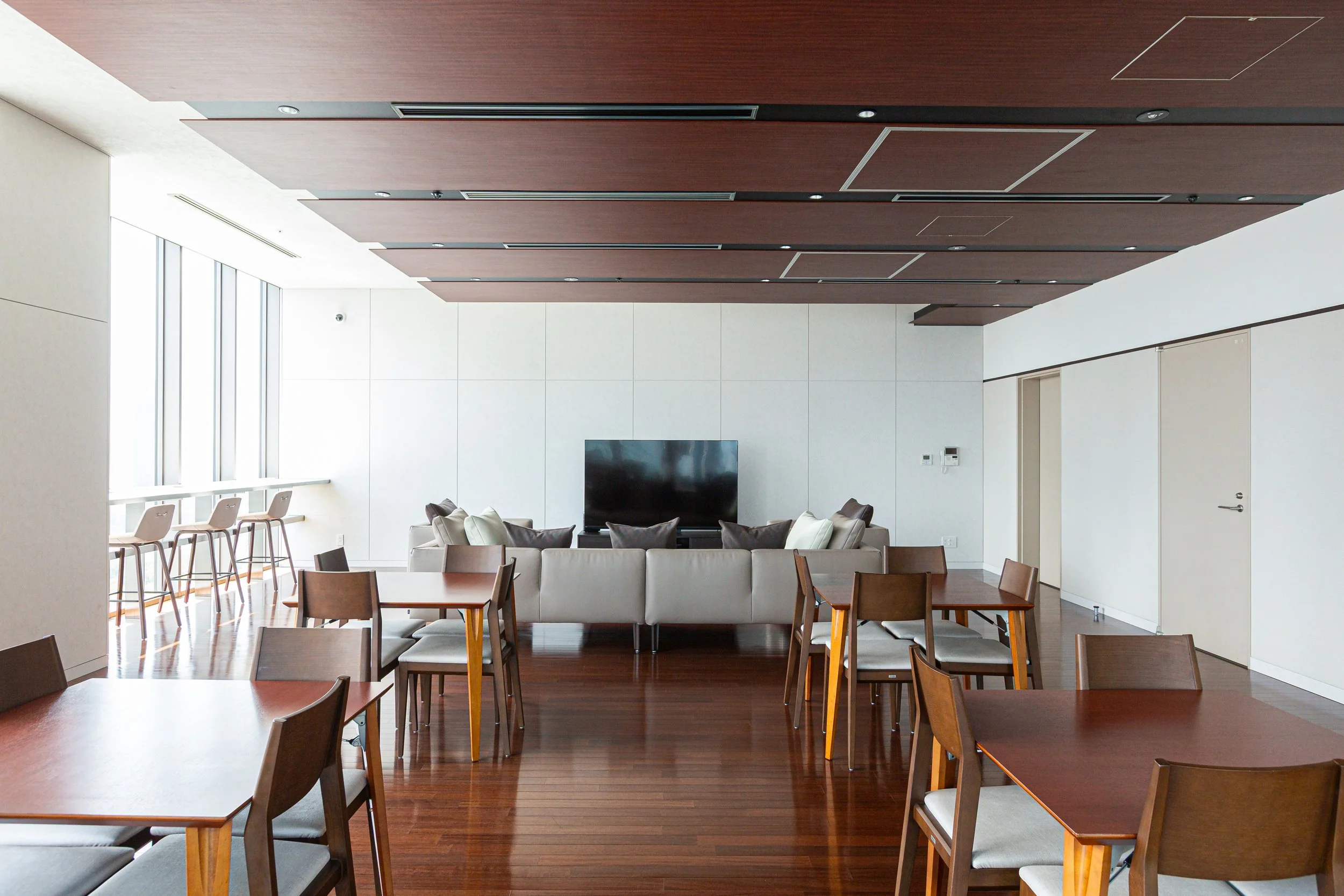 30 - 26F lounge.jpg