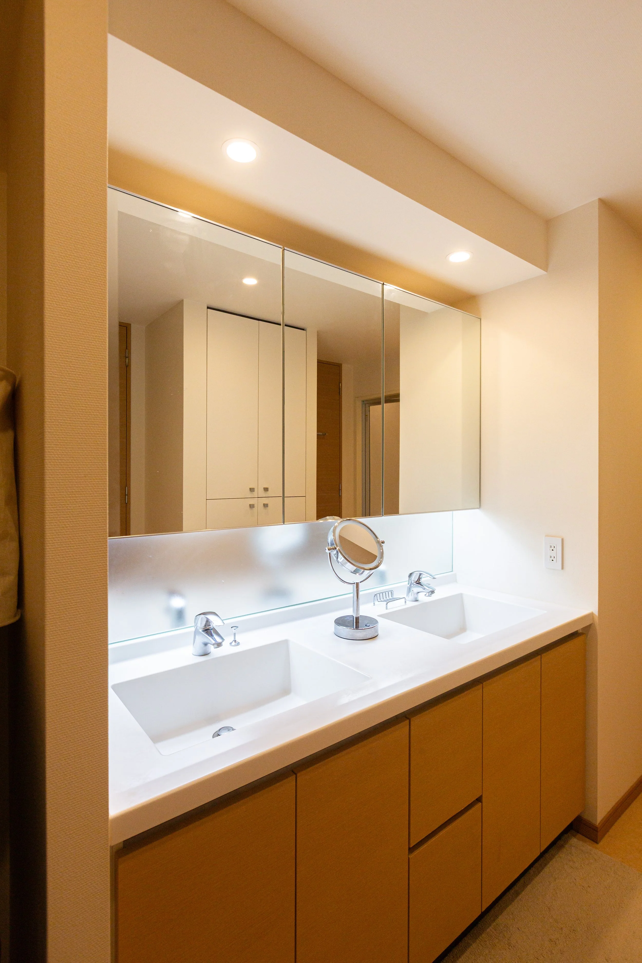 14 - Bathroom.jpg