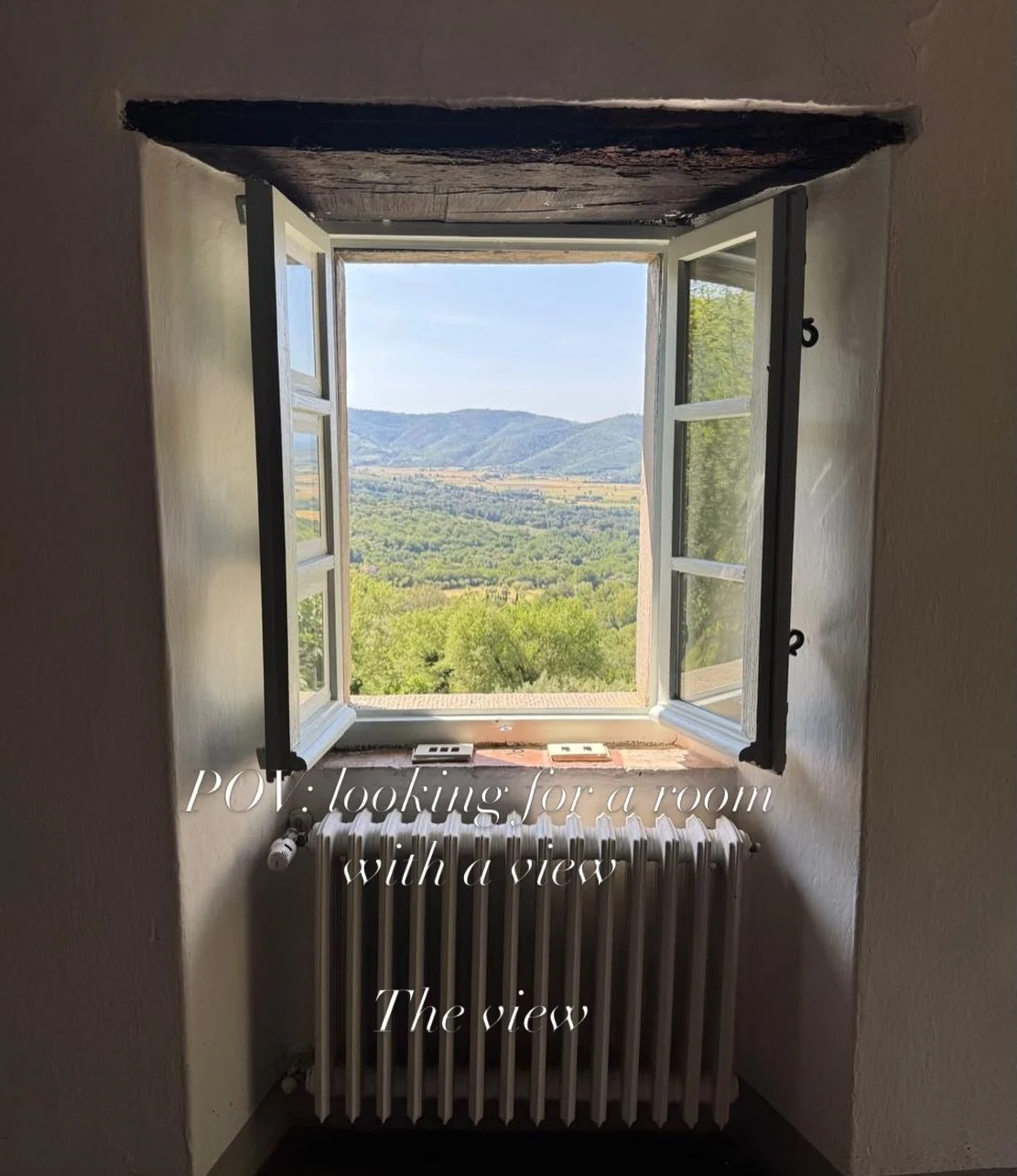 Beautiful views from every window at @lacasacappellina a private villa in Tuscany that sleeps up to six just 10 minute&rsquo;s from Cortona. 🫒

#lacasacappellina #privatevilla #tuscanvilla #underthetuscansun
