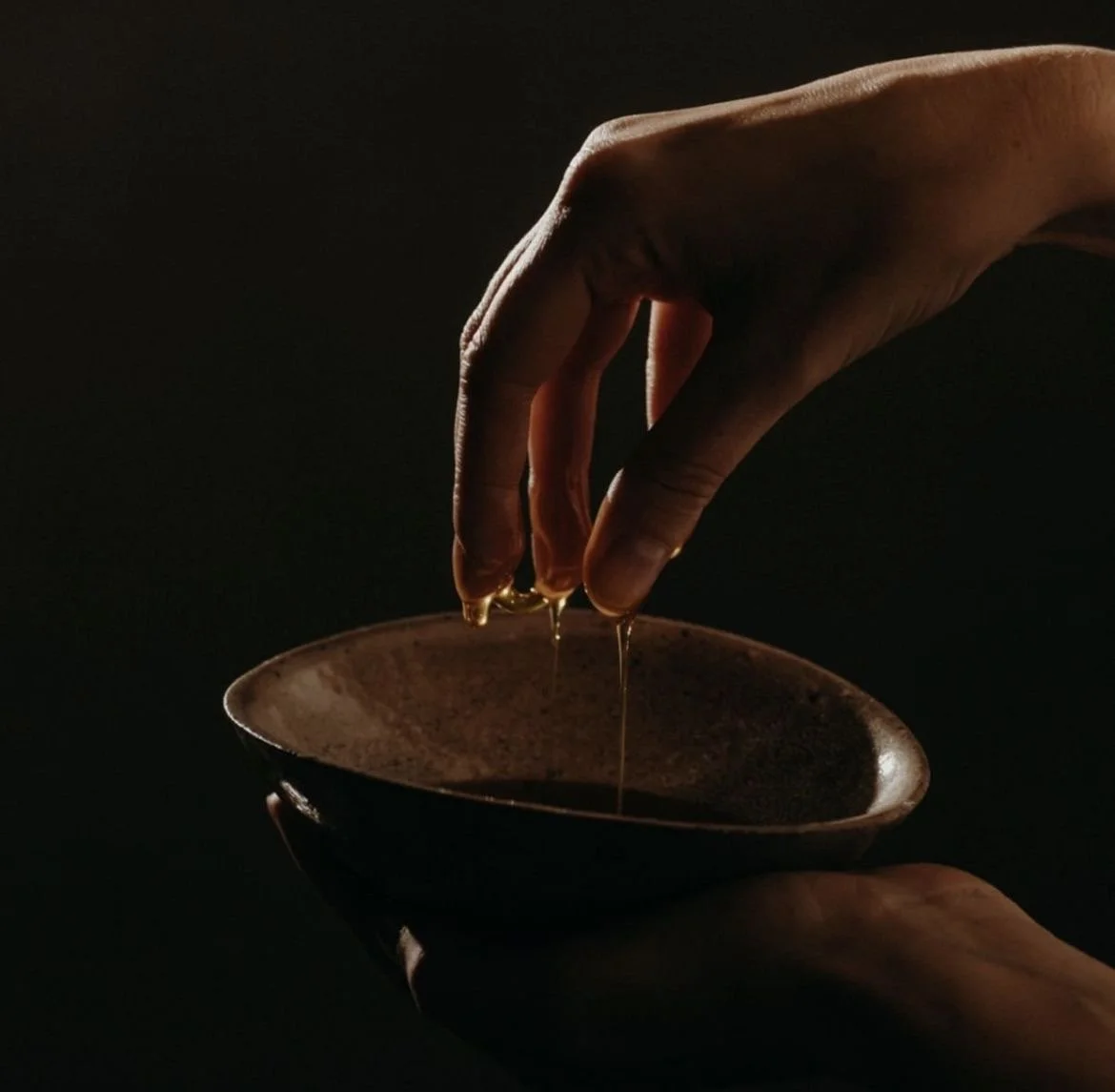 Rituel corps Maison Sanaa Toulouse - Massage relaxant aux huiles dorées, geste lent et sensoriel.