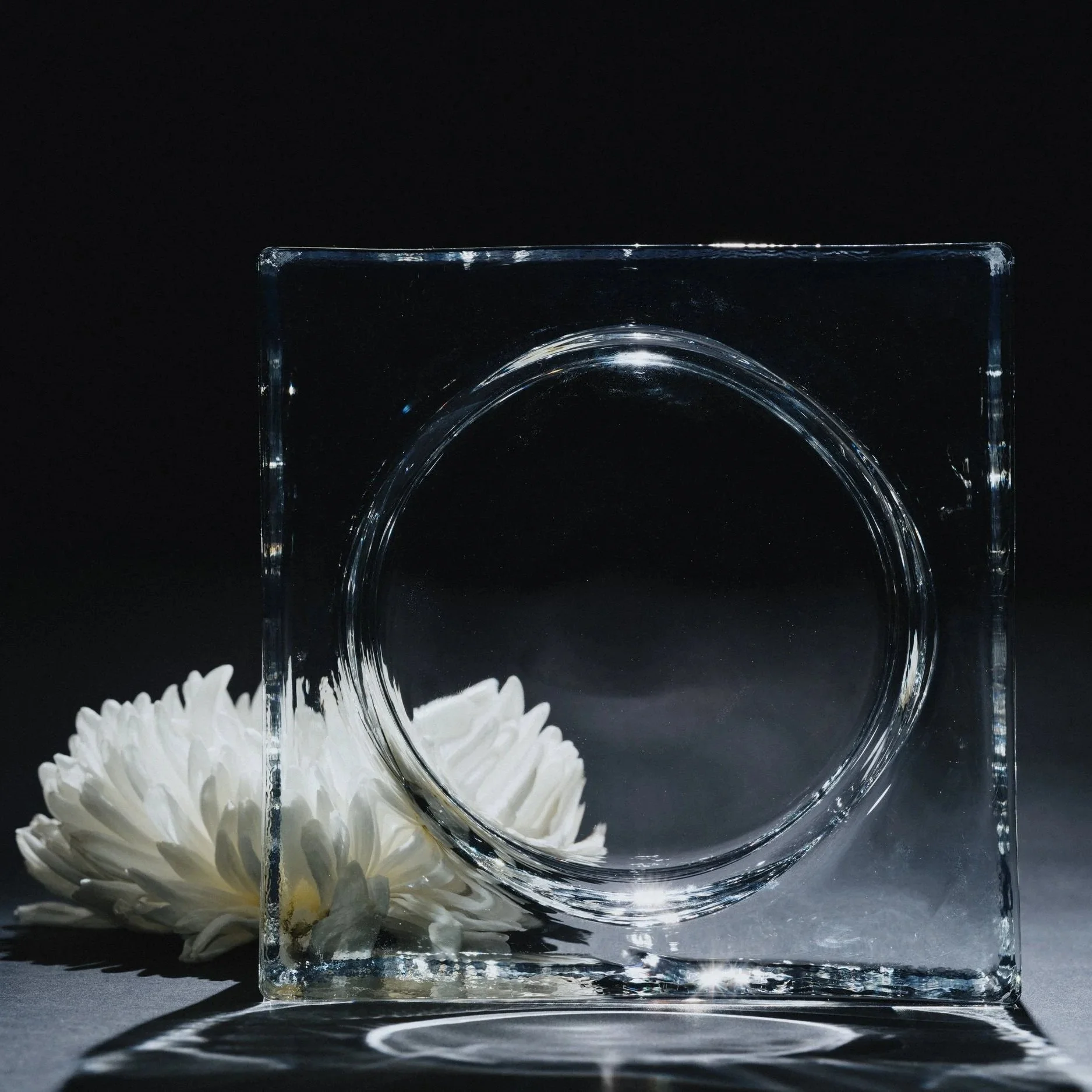 square glass brick with round shaped inner part