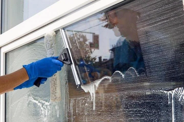 Nettoyage de vitres.