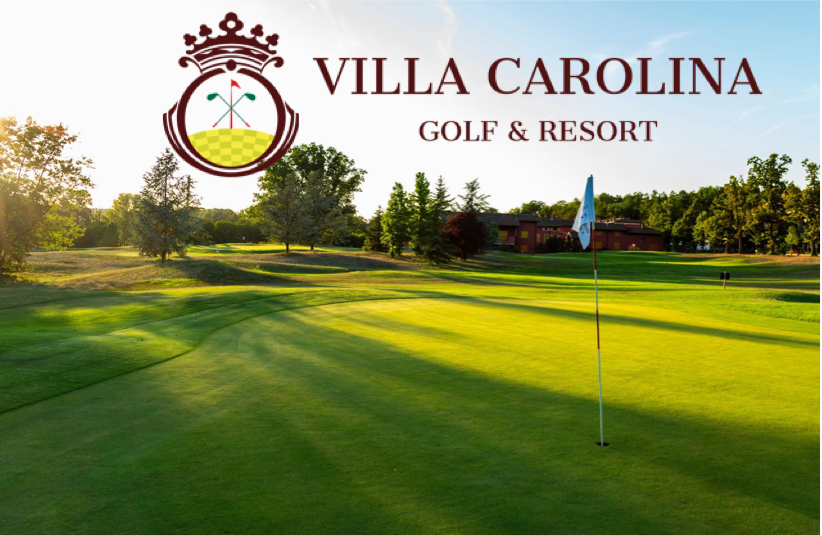 Golfbaan met vlag in de hole, bossen en een gebouw op de achtergrond, met het logo en de naam van Villa Carolina Golf & Resort.