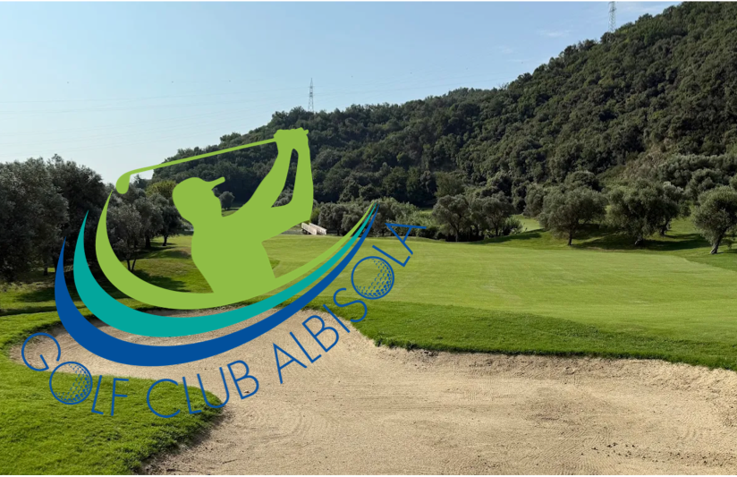Logo van Golf Club Albatross met een silhouet van een golfer in de swing, over een golfbaan met bomen en heuvels.