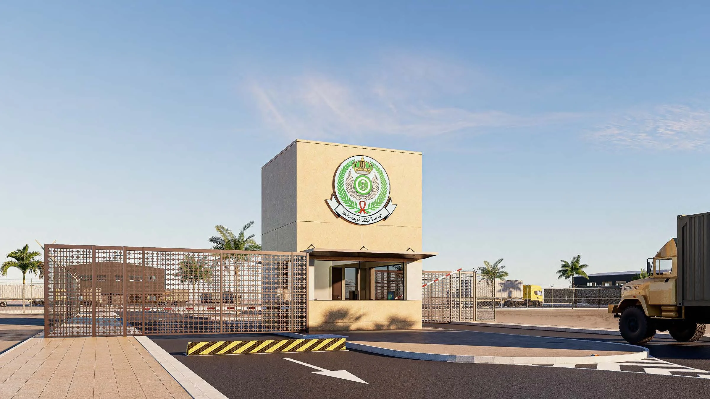 Entrada de una base militar con muro de seguridad, un puesto de vigilancia y un camión en el lado derecho, con palmeras y cielo despejado al fondo.
