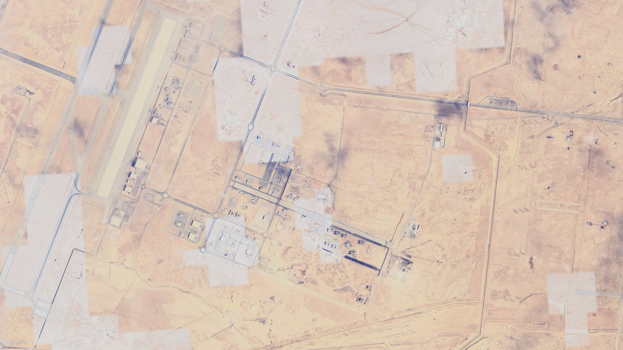 Vista aérea de un aeropuerto con una pista de aterrizaje y varios edificios circundantes en un área desértica