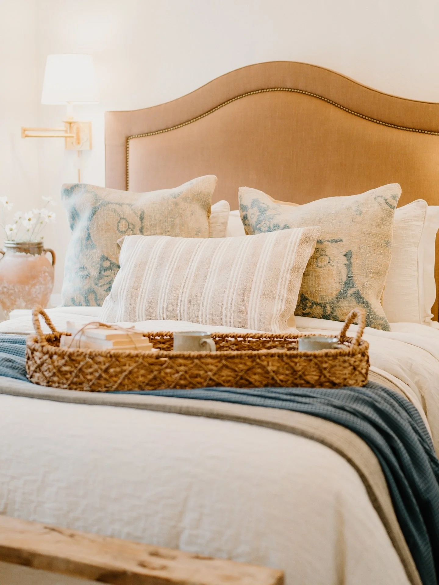 Swipe to see how we transform this bedroom space to flow with the seasons. 

You don&rsquo;t always need new furniture to change the vibe. Our designer &ldquo;cheat code&rdquo; for a seasonal refresh? Focus on the tactile layers.

Swap the accent pil