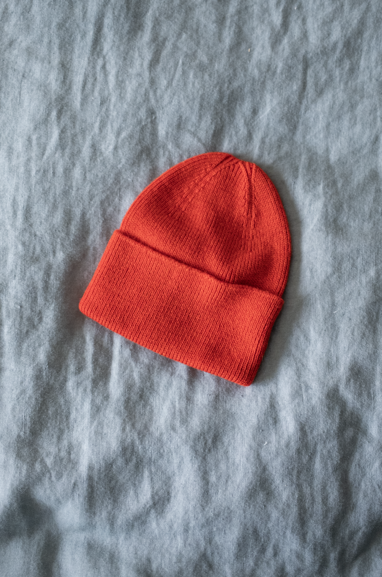 Hvid merinowollen mutsje, rood