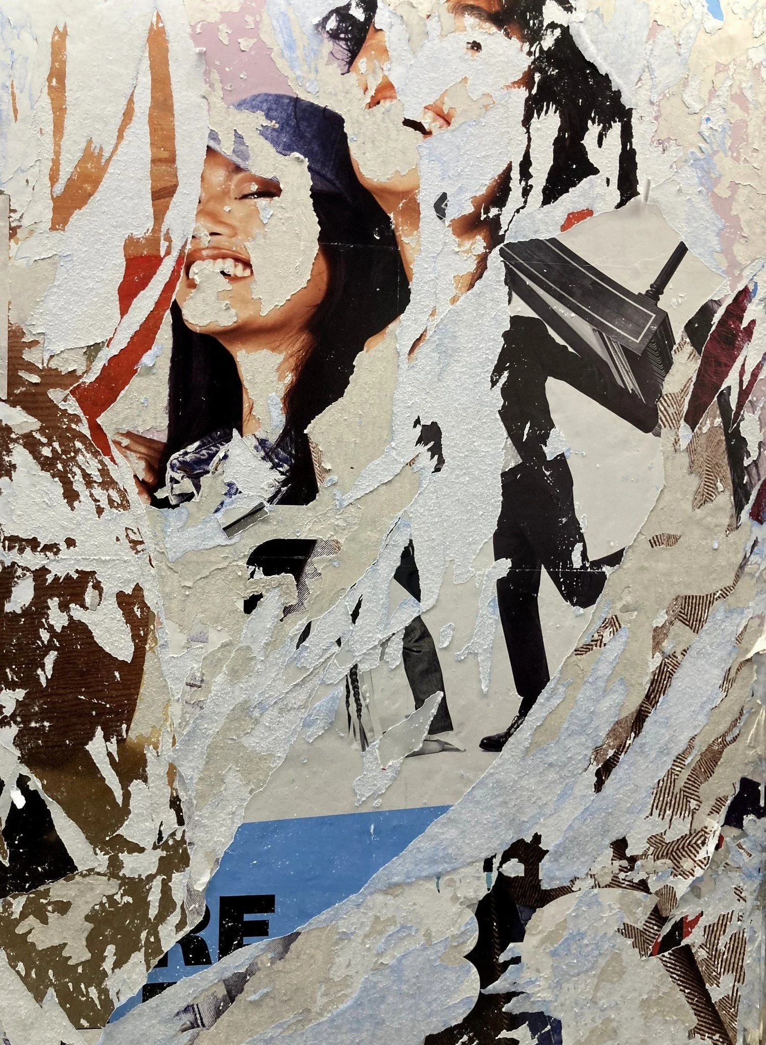 Une affiche déchirée dévoilant partiellement une image d'une femme souriante avec des cheveux noirs, une personne en costume noir et une caméra vidéo.