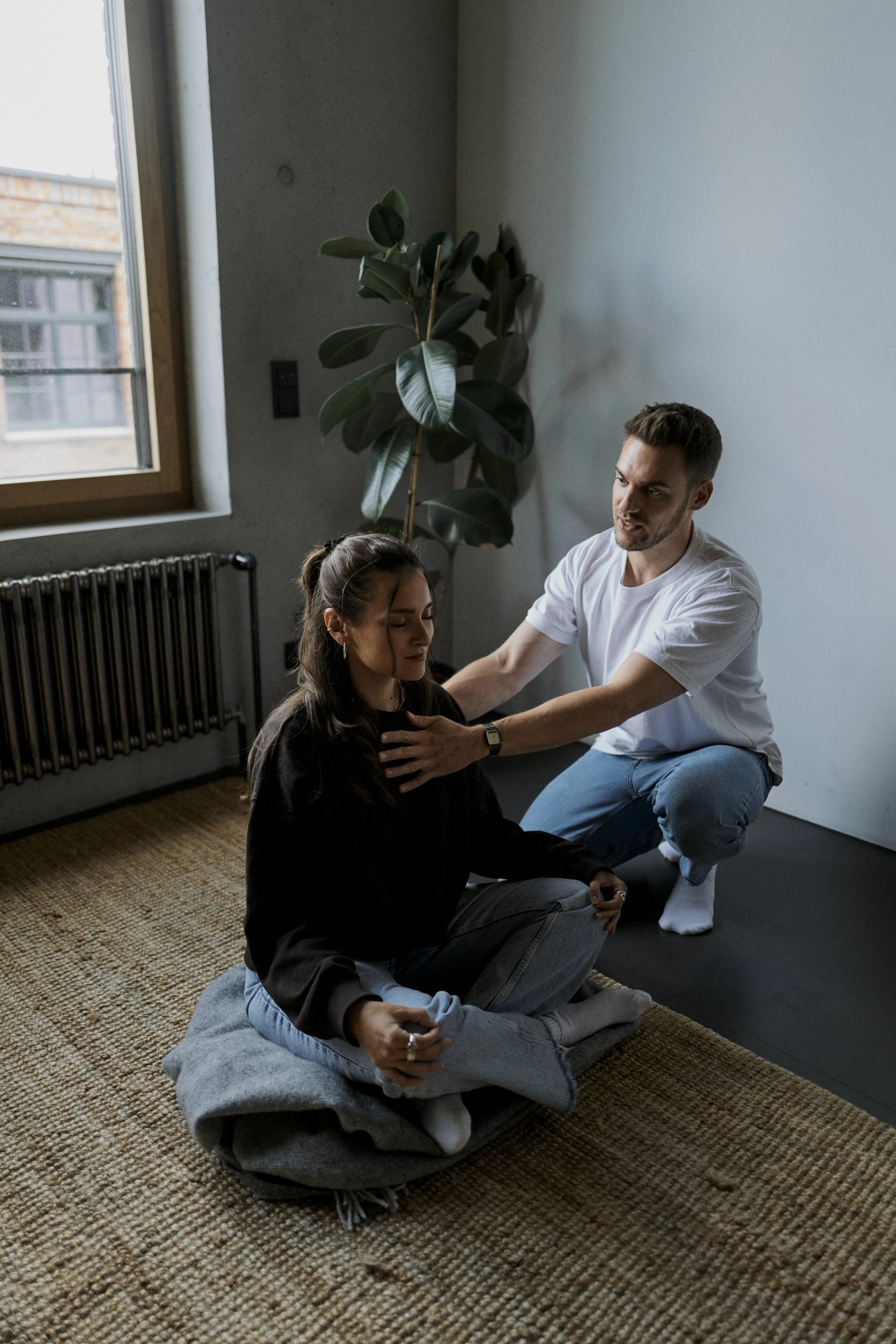 Felix Andratschke im Coaching-Gespräch am Boden – Nervensystemregulation in ruhiger Atmosphäre