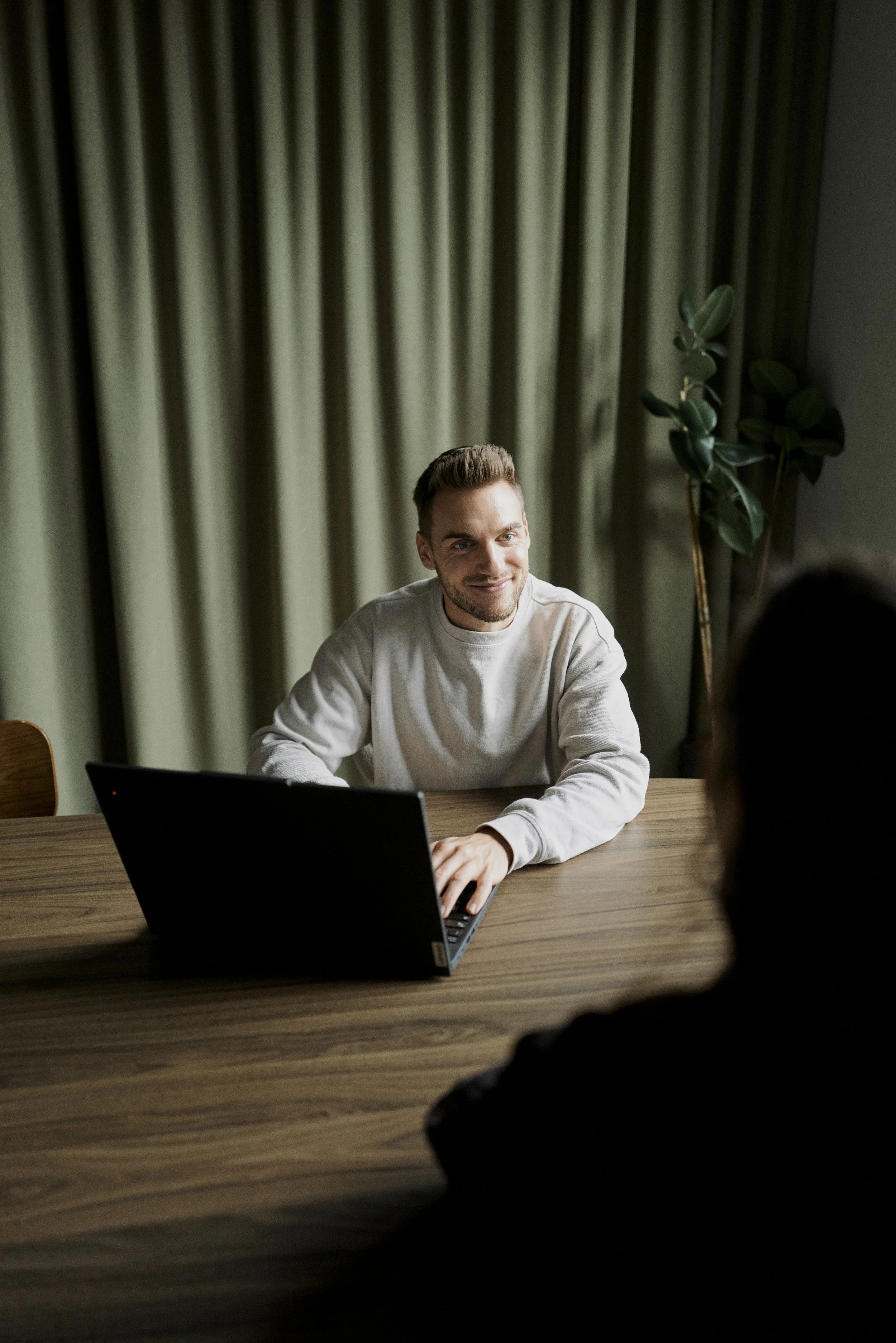 Felix Andratschke arbeitet am Laptop – Holistic Health Coach bei der Auswertung von Nährstoffdaten