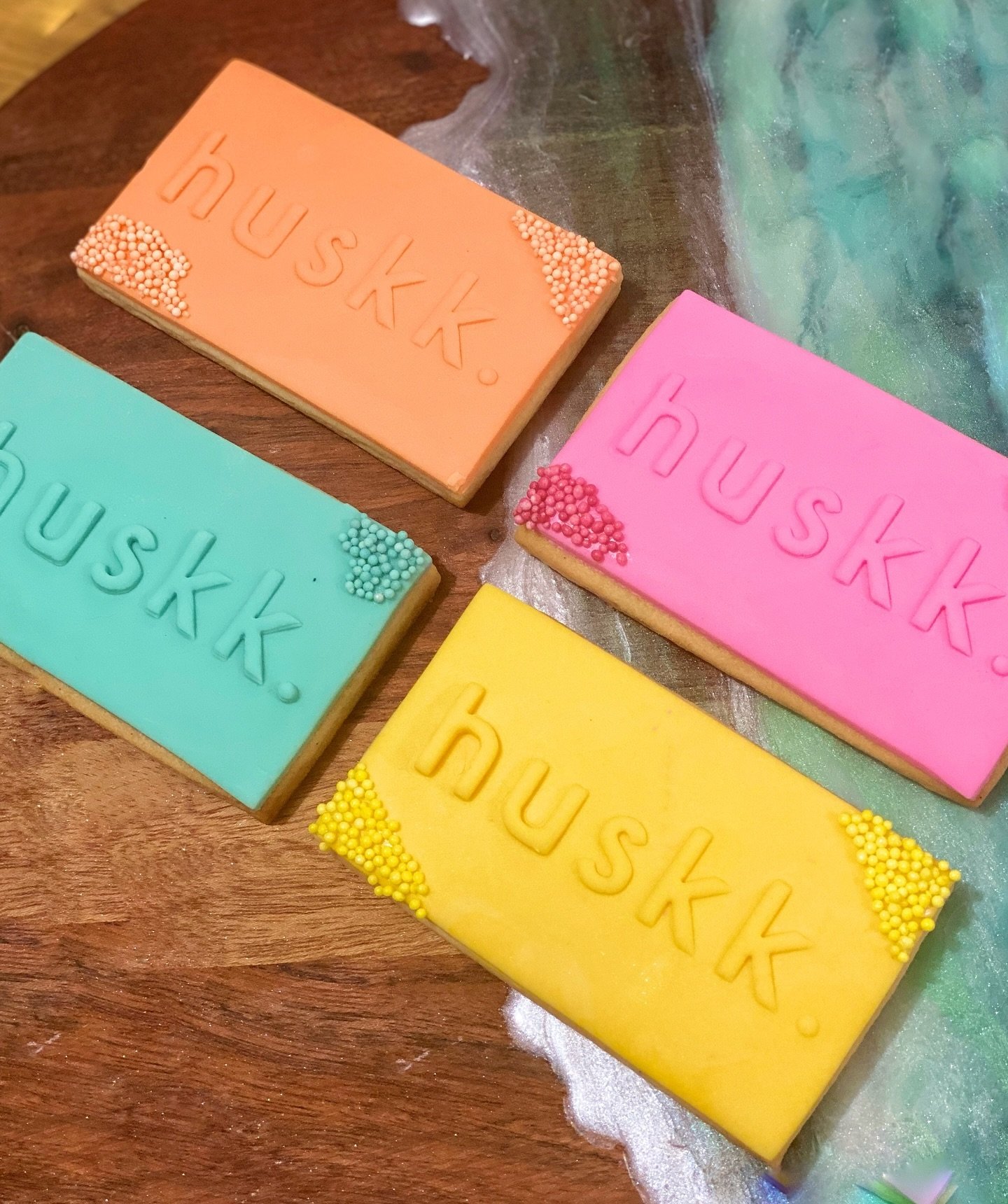 Fun tropical vibes for these cookies created for the @huskkcafe staff Christmas party this year ✨🍍