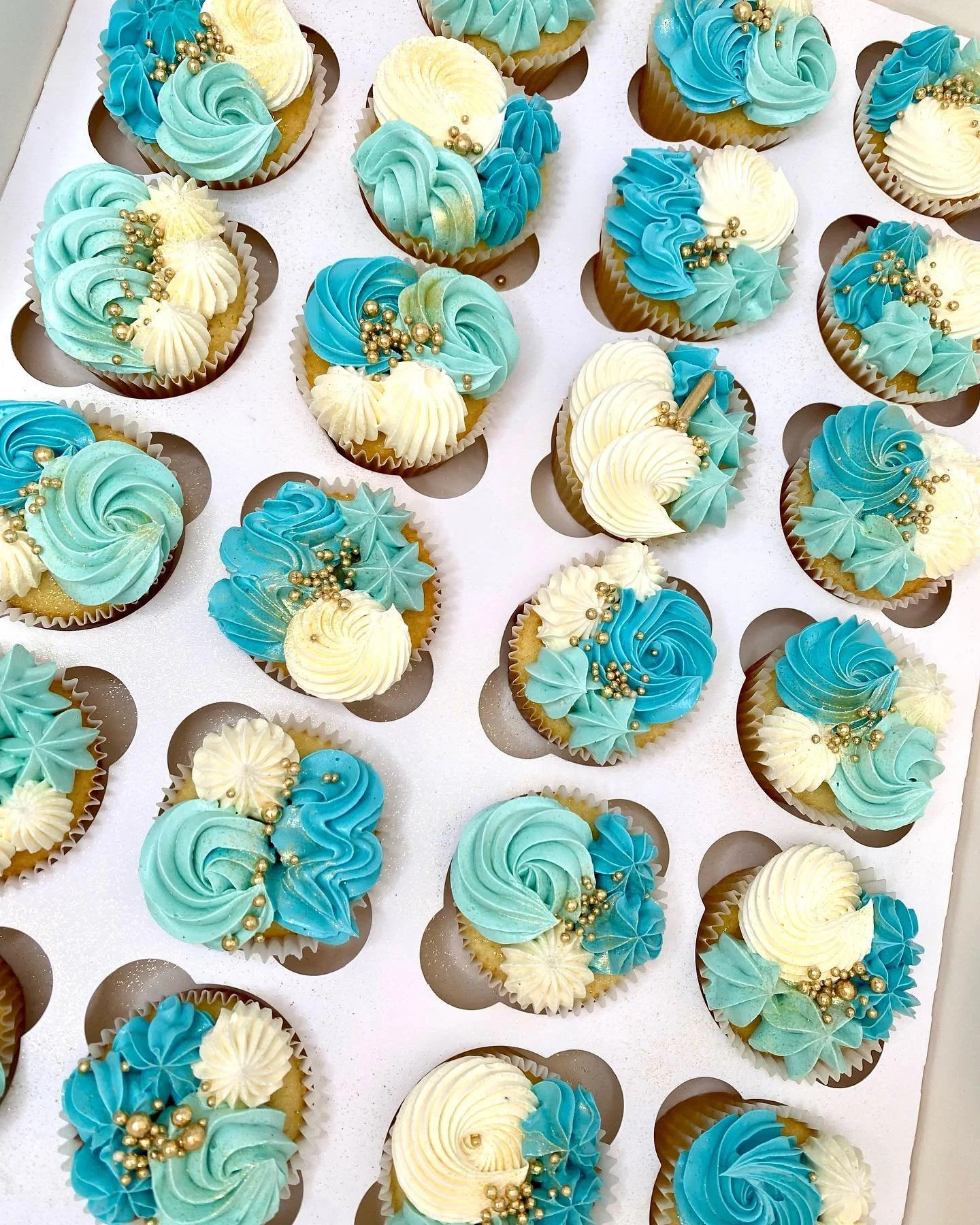 Blue, teal, white and gold ⭐️

A classic combination using @colour.mill and @loyalbakeware piping tips 

Ps - can you spot the rogue sprinkle?
Sometimes I feel like more end up in the box than on the cupcakes 😂