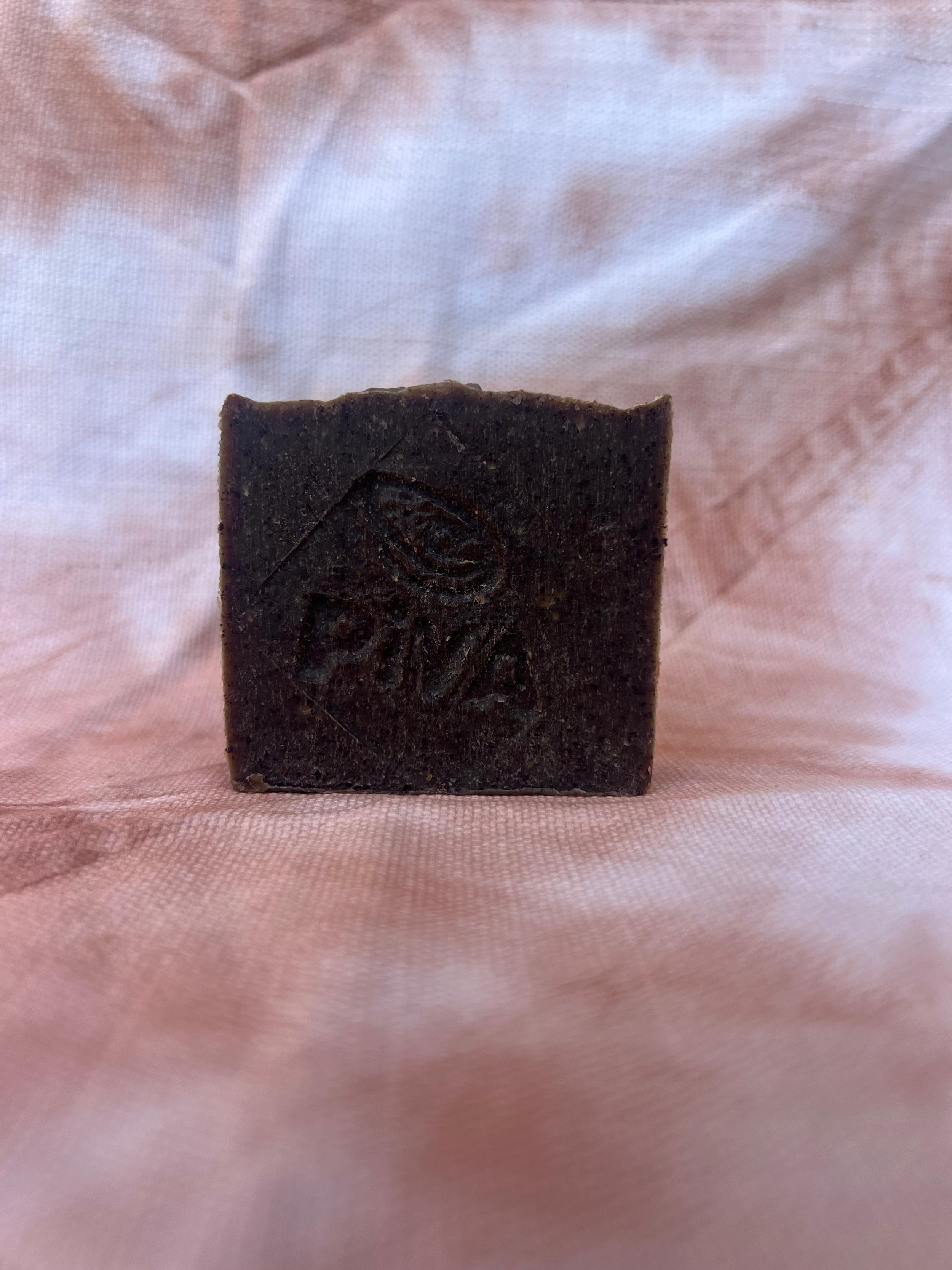 Le gommant PIYA – Savon artisanal au Noyau d'avocat & Karité