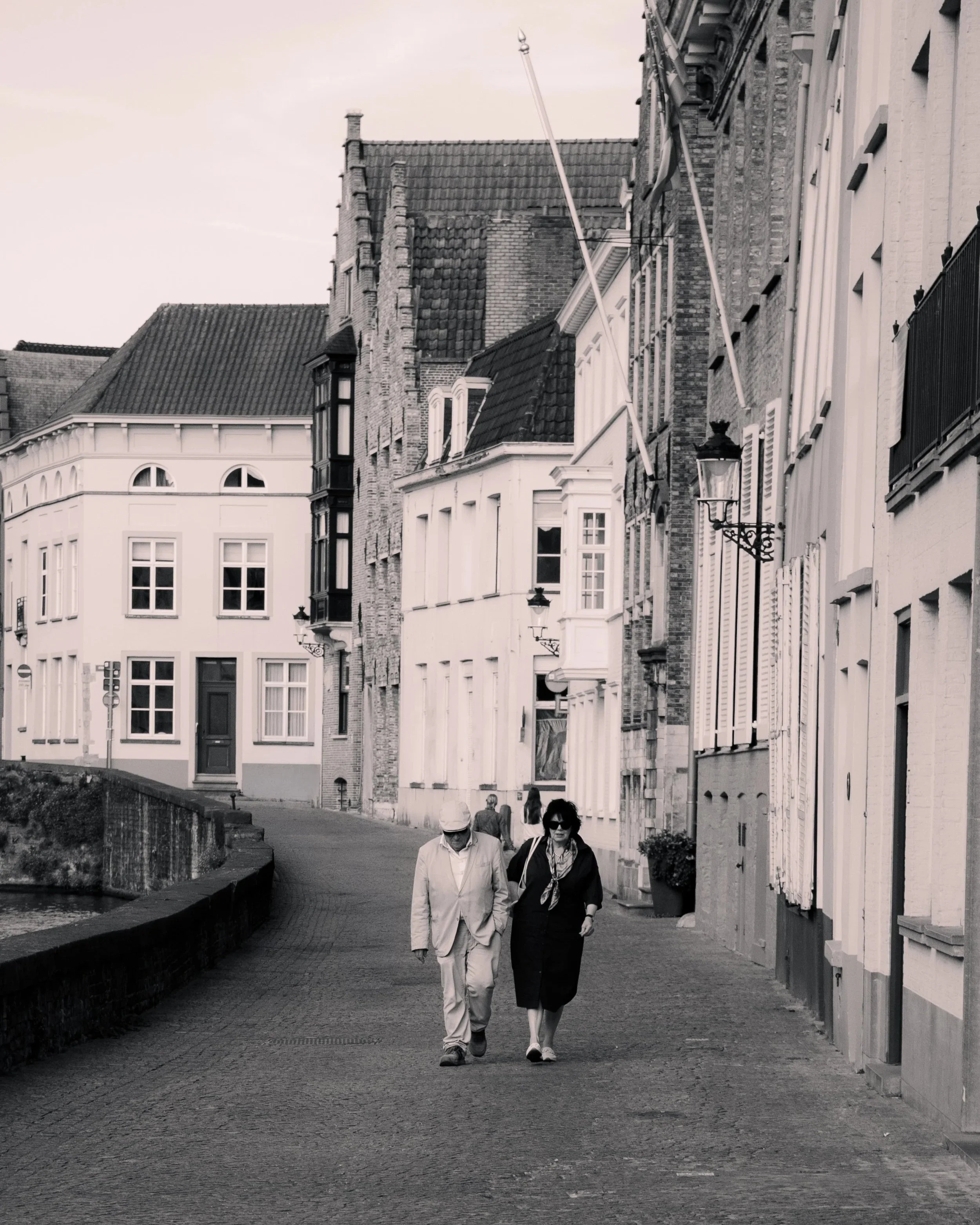 Couple+walking+Bruges+PS+edit.jpg