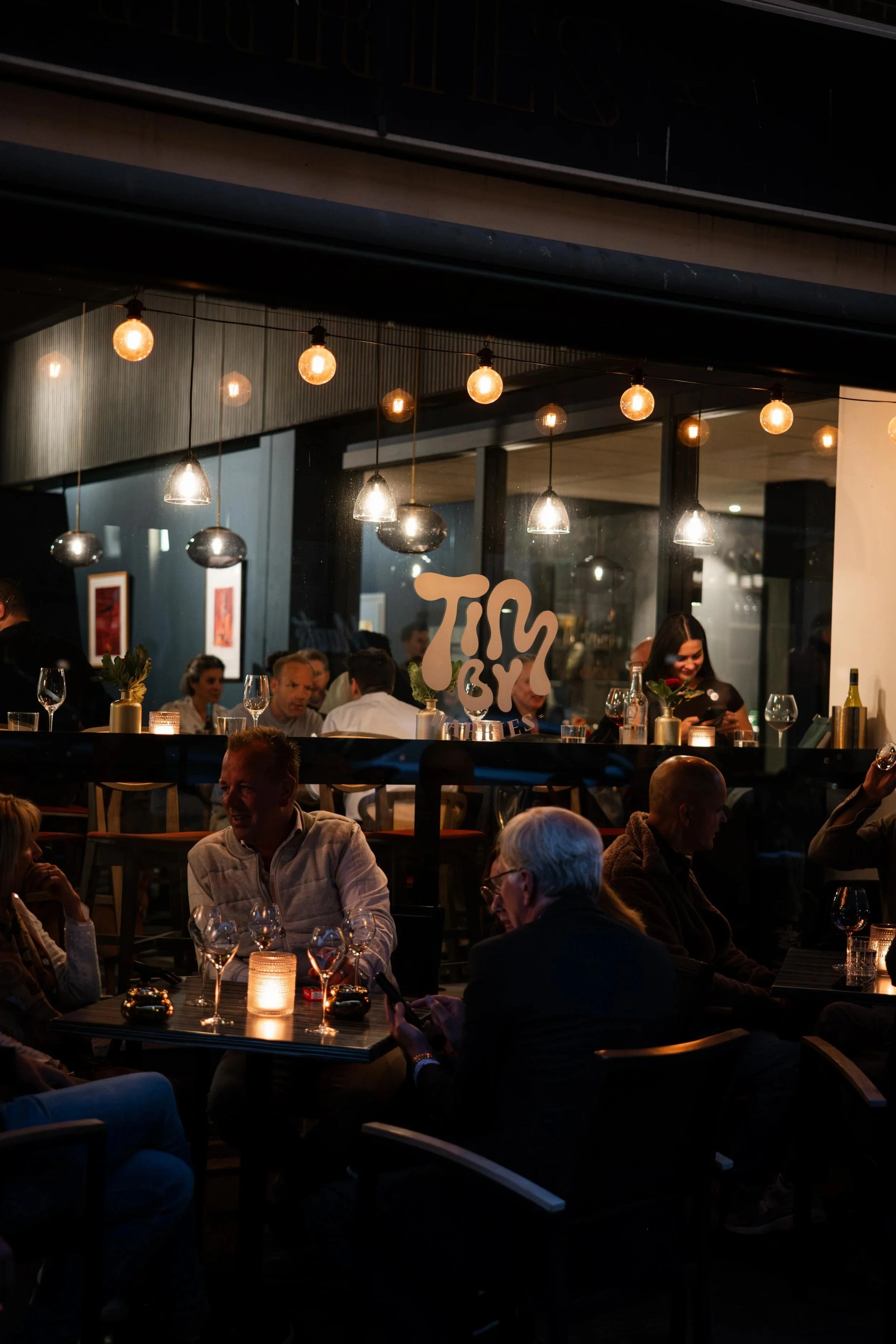 Voorgevel en raamstickers Tim By Harries