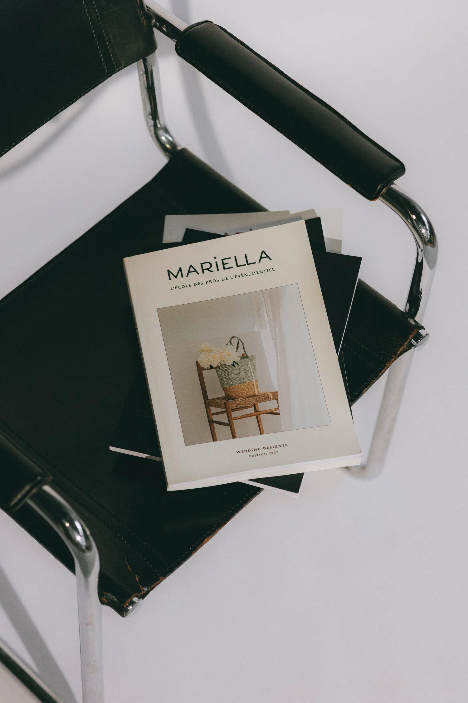 Direction artistique de shooting photo de marque : produits mis en scène sur une chaise design