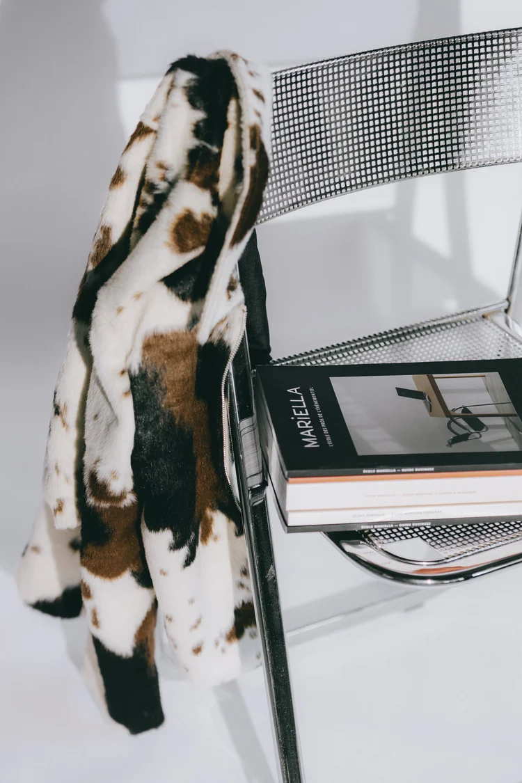 Shooting produits avec direction artistique, livres et chaise design, photographie A. Di Francesco