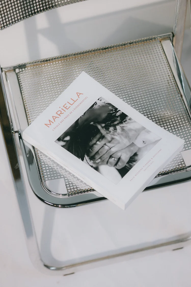 Shooting produits avec direction artistique, livres et chaise design, photographie A. Di Francesco