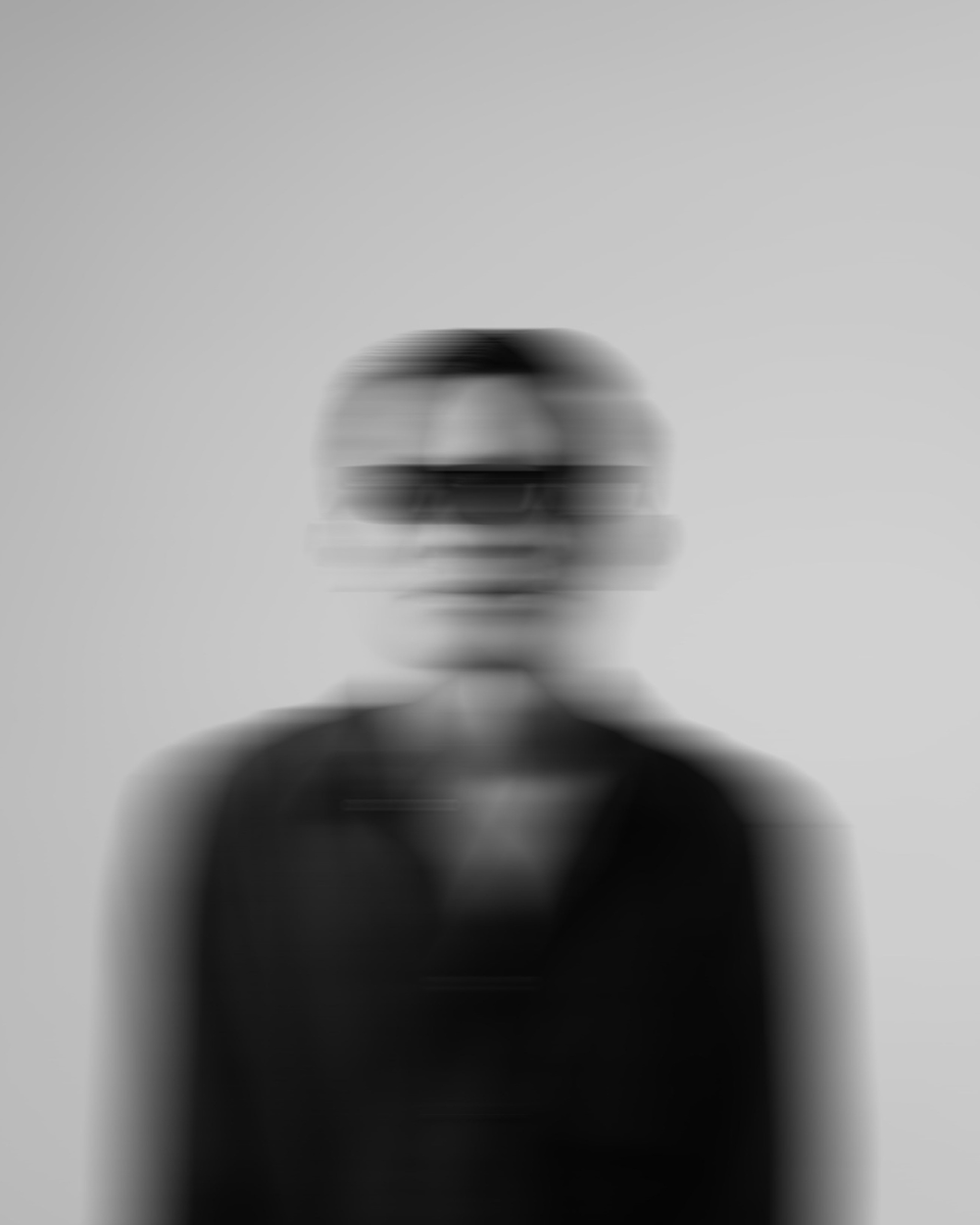 Silhouette floue en noir et blanc, univers visuel de Vision Singulière, direction artistique
