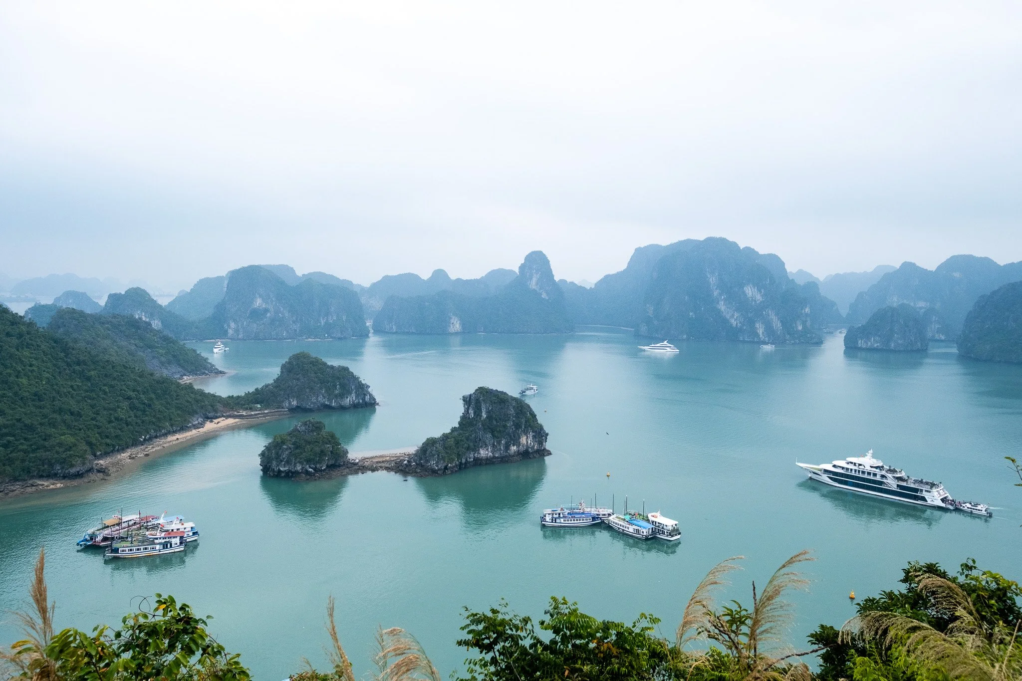 Halong Bay: Vietnams bizarre Inselwelt