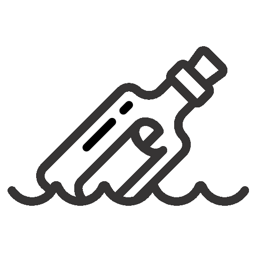 Ein Glas Wasser mit einer Flasche, die darunter im Wasser liegt.