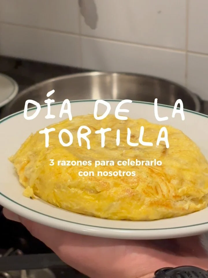 Hoy es el D&iacute;a Mundial de la Tortilla de Patata 🥔🍳

Tres razones para celebrarlo con nosotros:
&bull; Tortilla jugosa por dentro y doradita por fuera.
&bull; Tradici&oacute;n y barrio, de las de toda la vida.
&bull; Porque una buena tortilla 