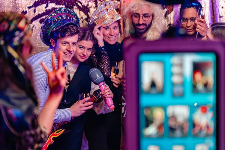 Verklede collega’s aan de photobooth op BDO Rocks