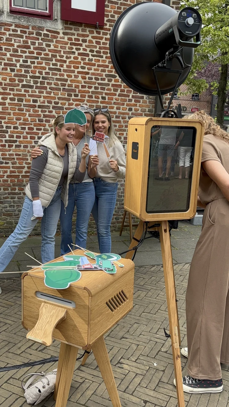 Gasten met props, de assistent aan het scherm