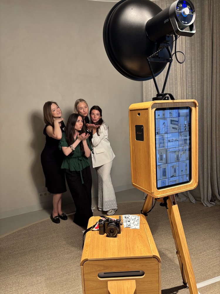 De photobooth met studioflitsen, klaar voor gasten