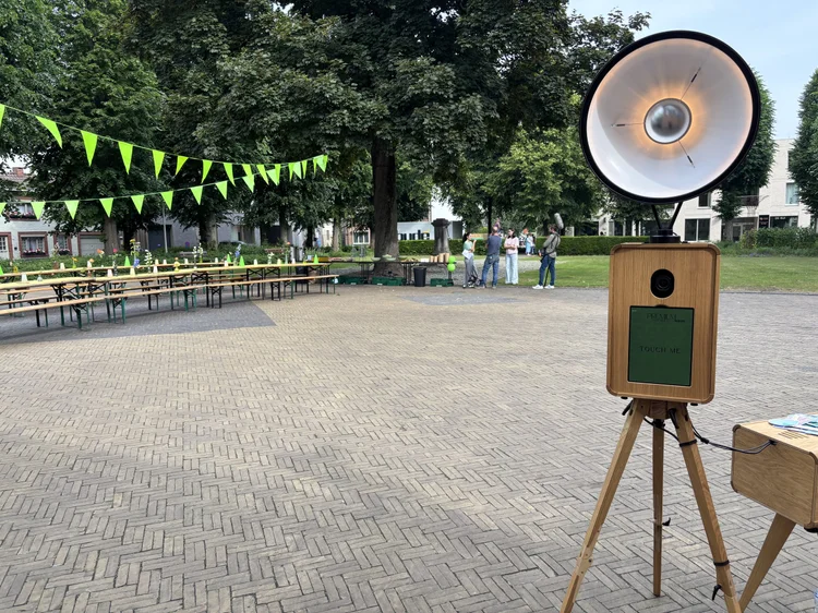 De Premium klaar op het plein, voor het feest begint