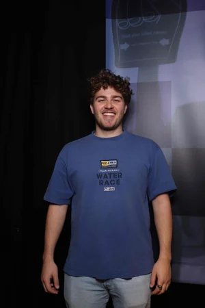 Le même étudiant au photobooth, en t-shirt bleu