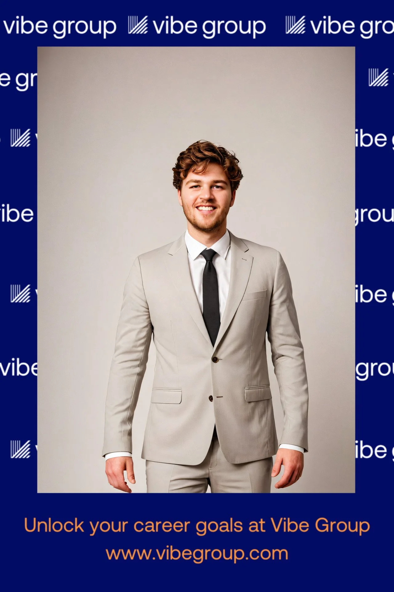 Photo de profil LinkedIn d’un étudiant en costume beige, créée avec l’IA, dans le cadre bleu de Vibe Group