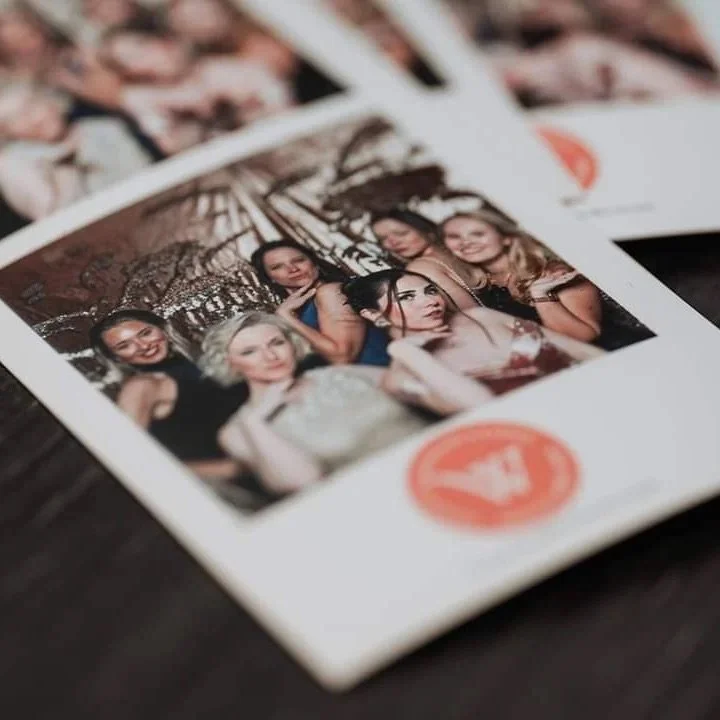Prints uit de photobooth op tafel