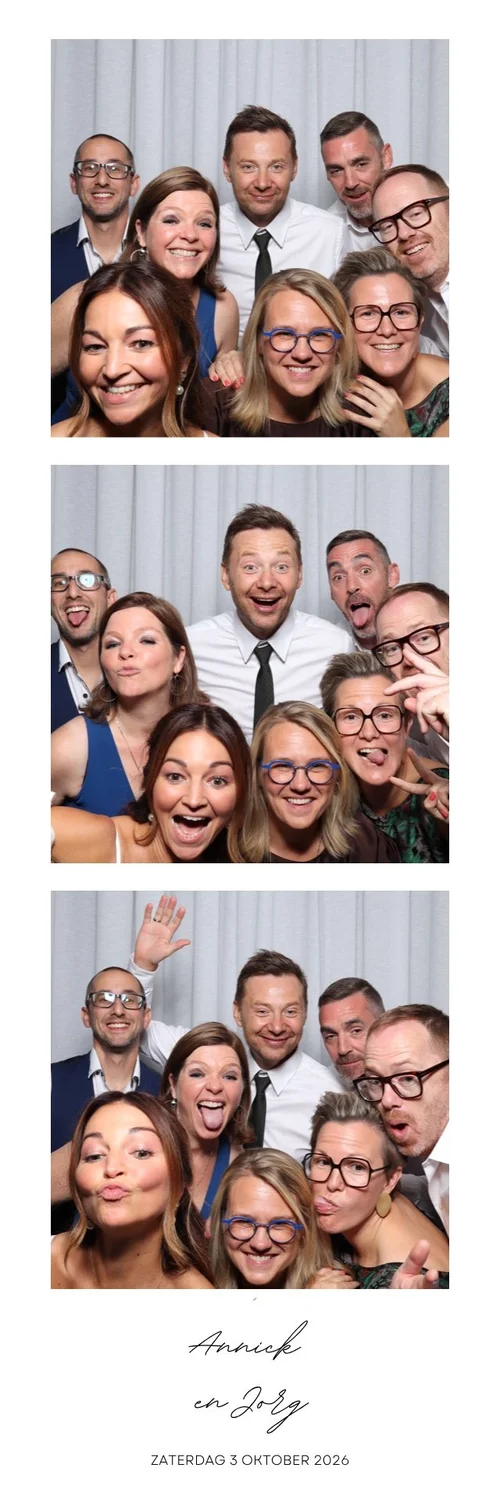 Fotostrip met drie foto's van een groep gasten op een trouw