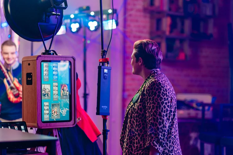 De Icon in de zaal, tussen het podiumlicht