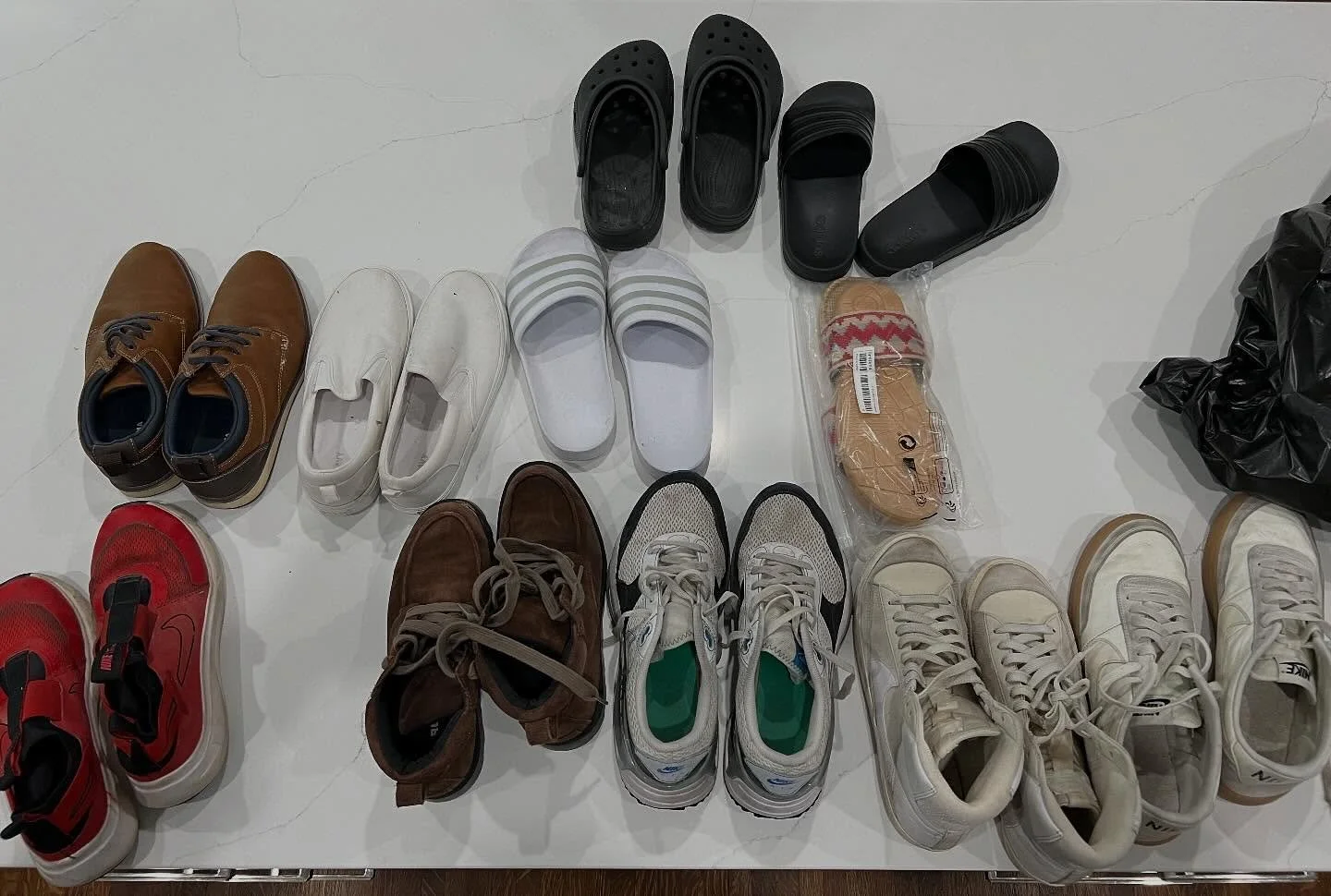 Yesterday, we went around to local businesses passing out flyers for our upcoming shoe drive with @sneakers4good for the @hamiltonturkeytrot 

While at a local, small business we ran into @cindyamyx who asked to take back some flyers to her company (