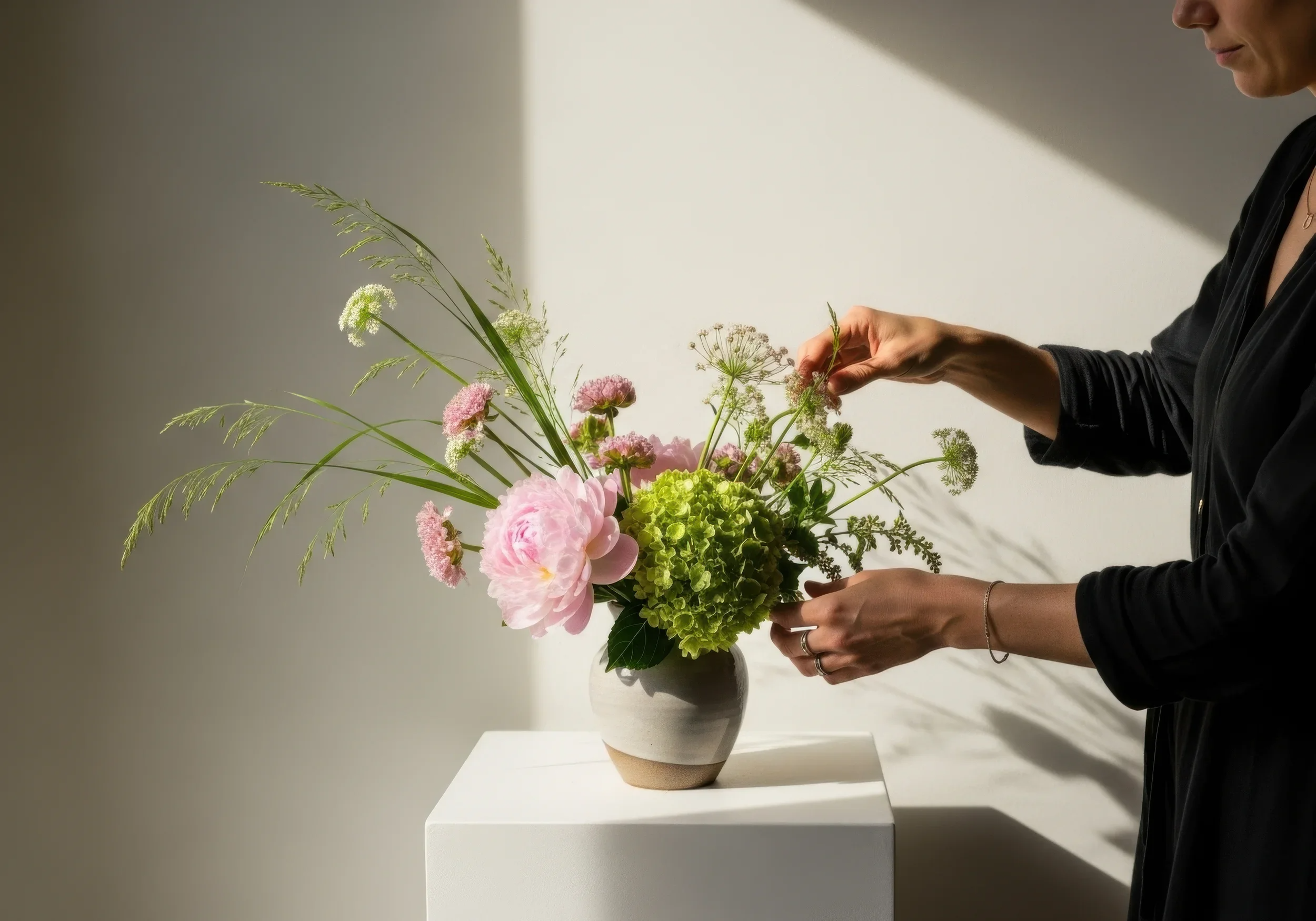 Van inspirerende gesprekken tot professionele opnames. De studio biedt een rustige en verfijnde omgeving waarin verhalen, inzichten en ideeën alle ruimte krijgen om gehoord te worden.