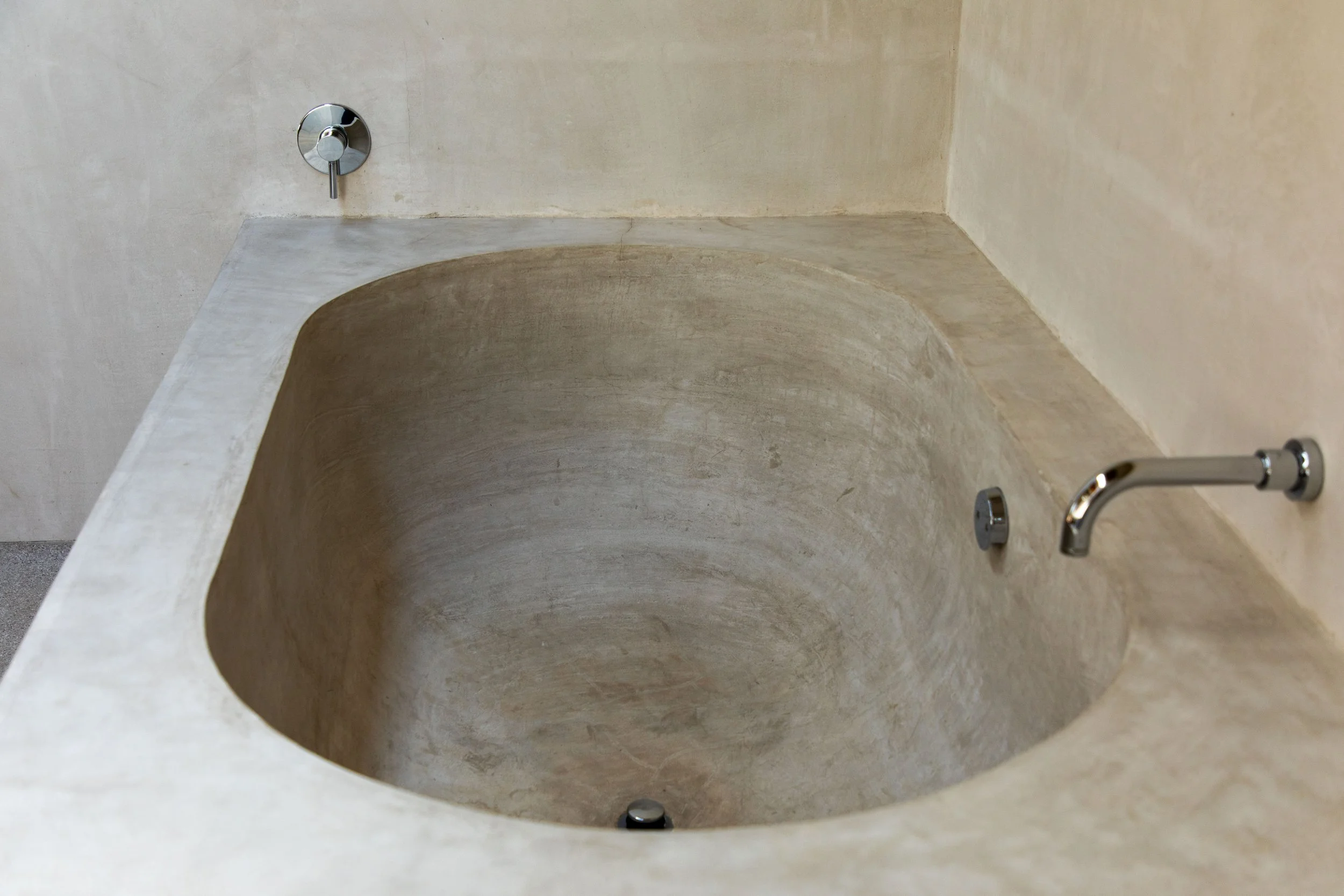 Take a relaxed bathtub in the room upstairs