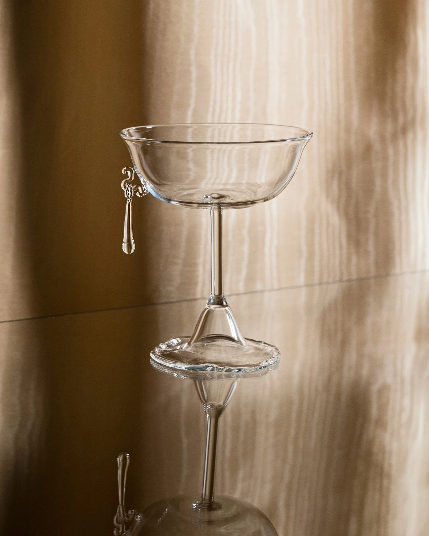 I designed Sospesa having in mind how the pieces should 𝓯𝓮𝓮𝓵.

These  shapes seal the difficulty of tmaking directly into the object. Subtle irregularities, marks of hand-forming: no two pieces are identical.

That implied presence, the movement,