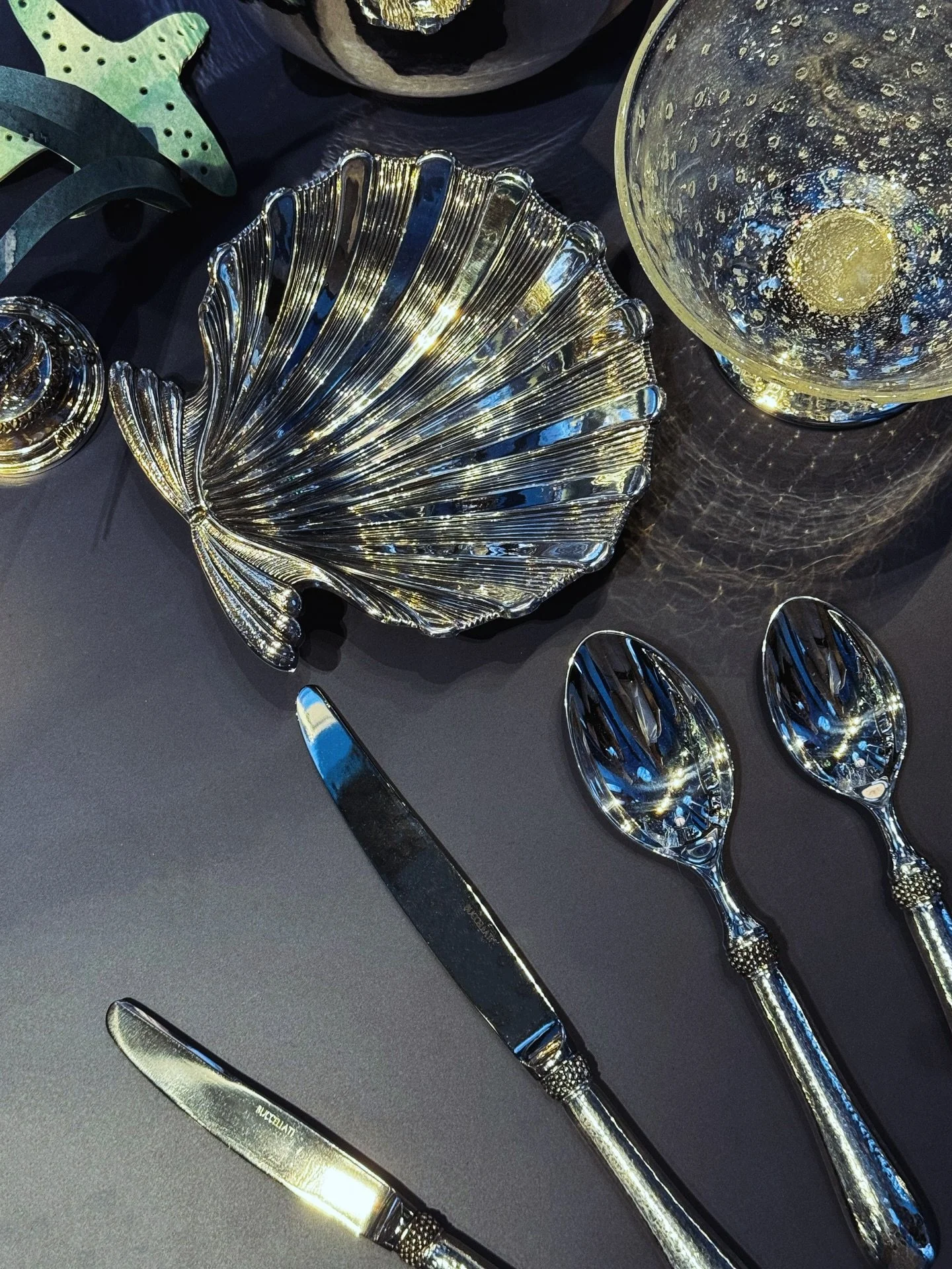 #adv Buccellati navigates the wonders of the undersea world with Aquae Mirabiles, their immersive installation for Milan Design Week, set in one of my favorite piazzas in the city. 

As a lover of fine craftsmanship and tableware, this space left me 