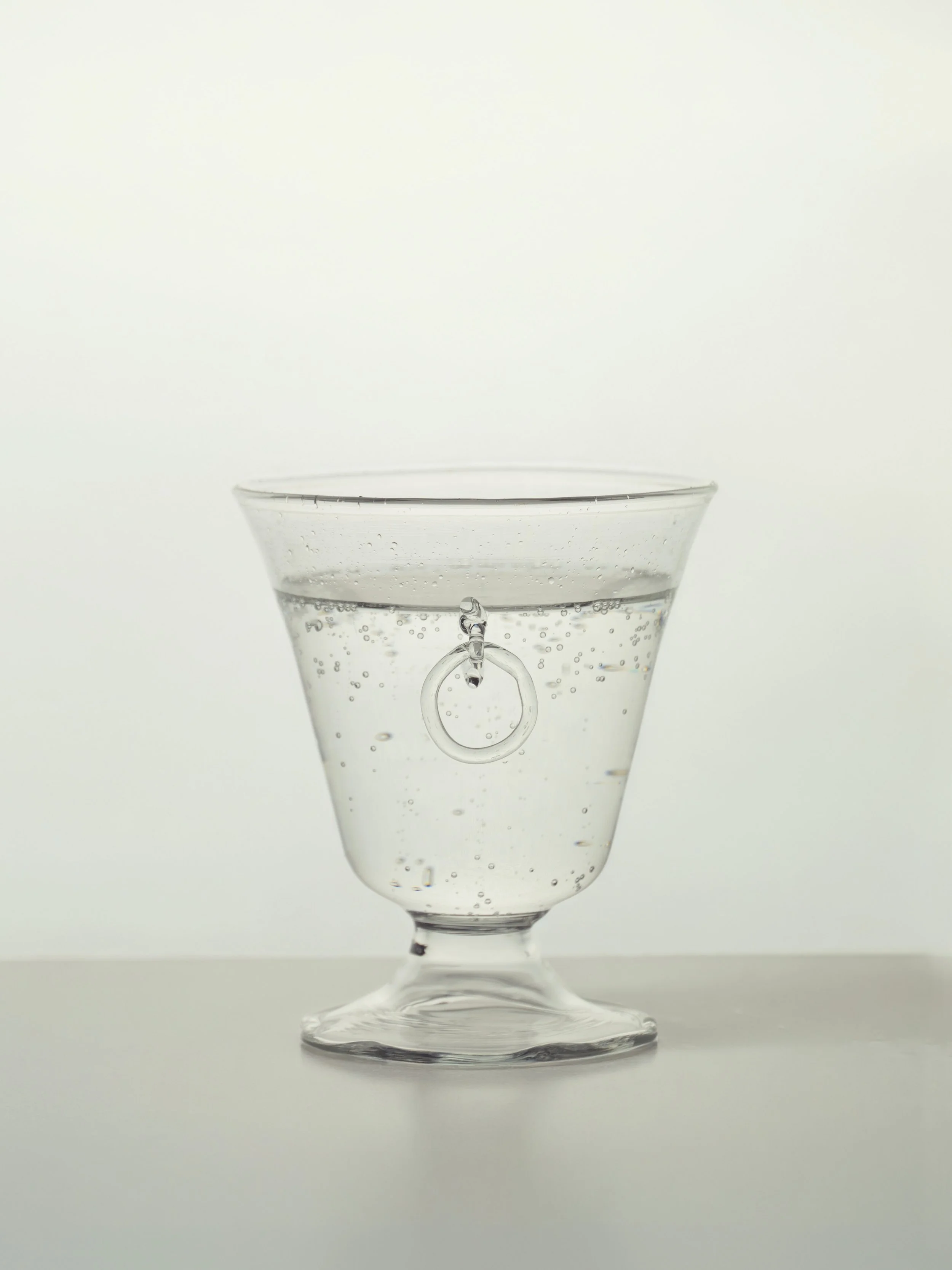 Just water and a bit of sparkle in a hand-blown glass.
🚰