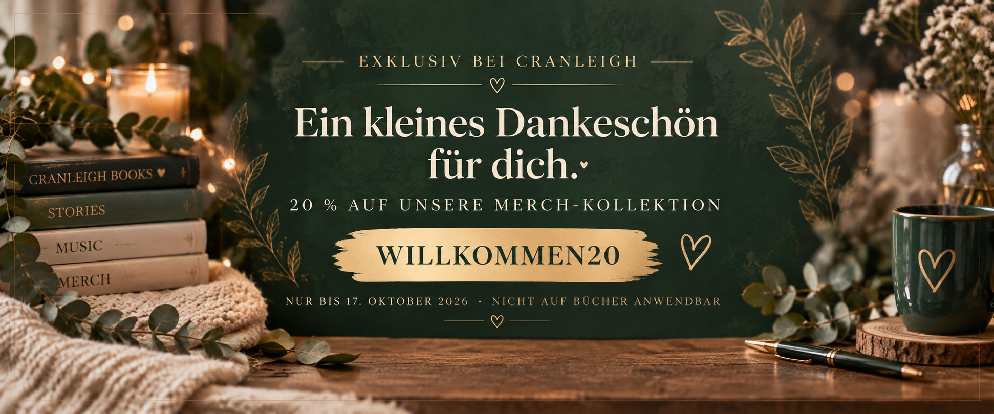 Werbeplakat für eine Weihnachtsaktion bei Cranleigh mit Text: Exklusiv bei Cranleigh, Ein kleines Dankeschön für dich, 20% Rabatt auf unsere Merch-Kollektion mit Code Willkommen20, gültig bis 17. Oktober 2026, nicht auf Bücher anwendbar. Dekorative Kerzen, Bücher, Eukalyptuszweige, Tasse mit Herz, Kugelschreiber auf Holzunterlage, gemütliches Strickkissen im Hintergrund.
