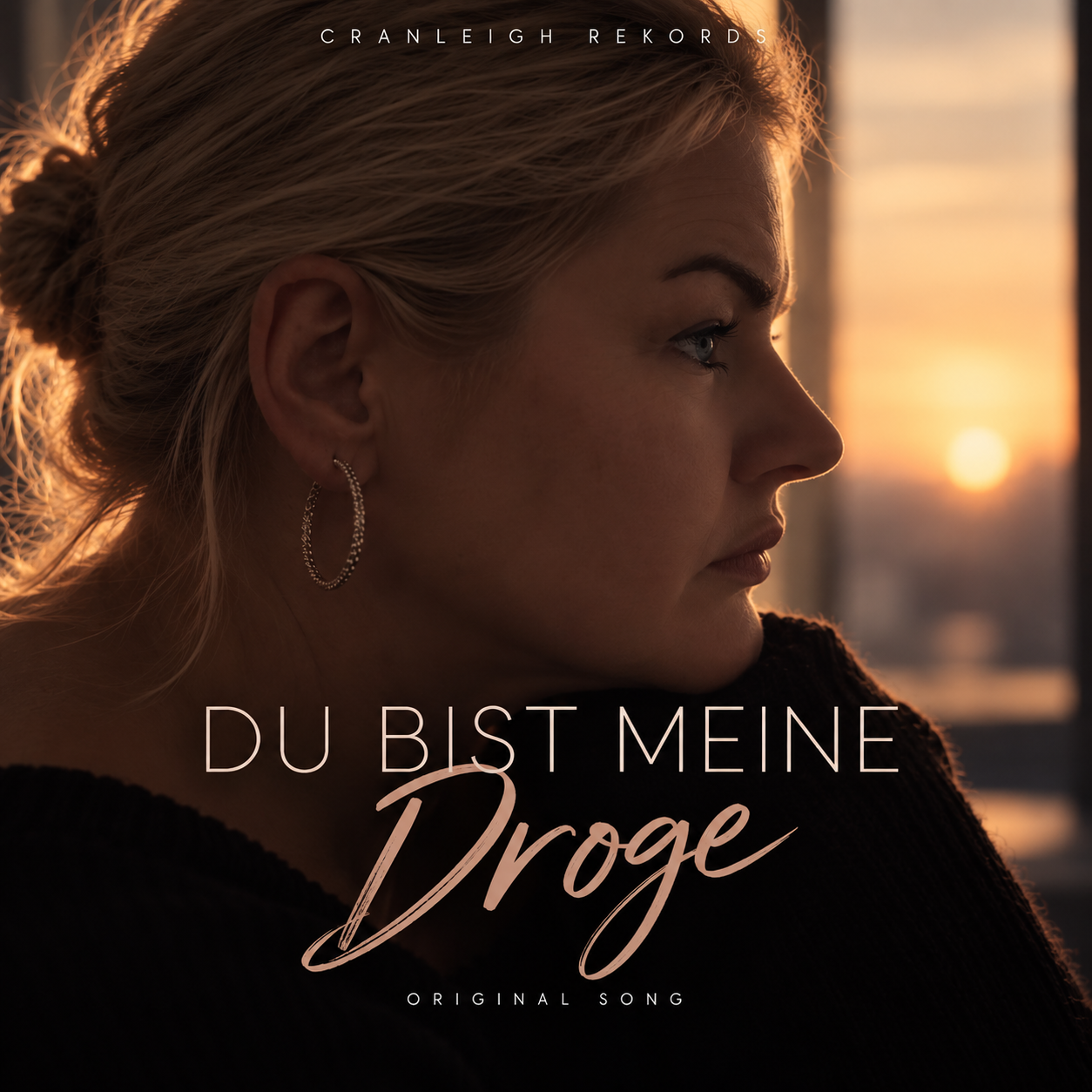 Nahaufnahme eines Mädchens, das seitlich in einem heller Raum vor einer Fensterfront sitzt, während die Sonne untergeht, mit Text "Du bist meine Drage" und kleiner Text "Original Song".
