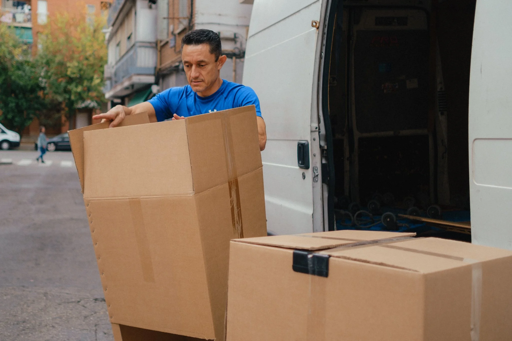 hombre con cajas de mudanza