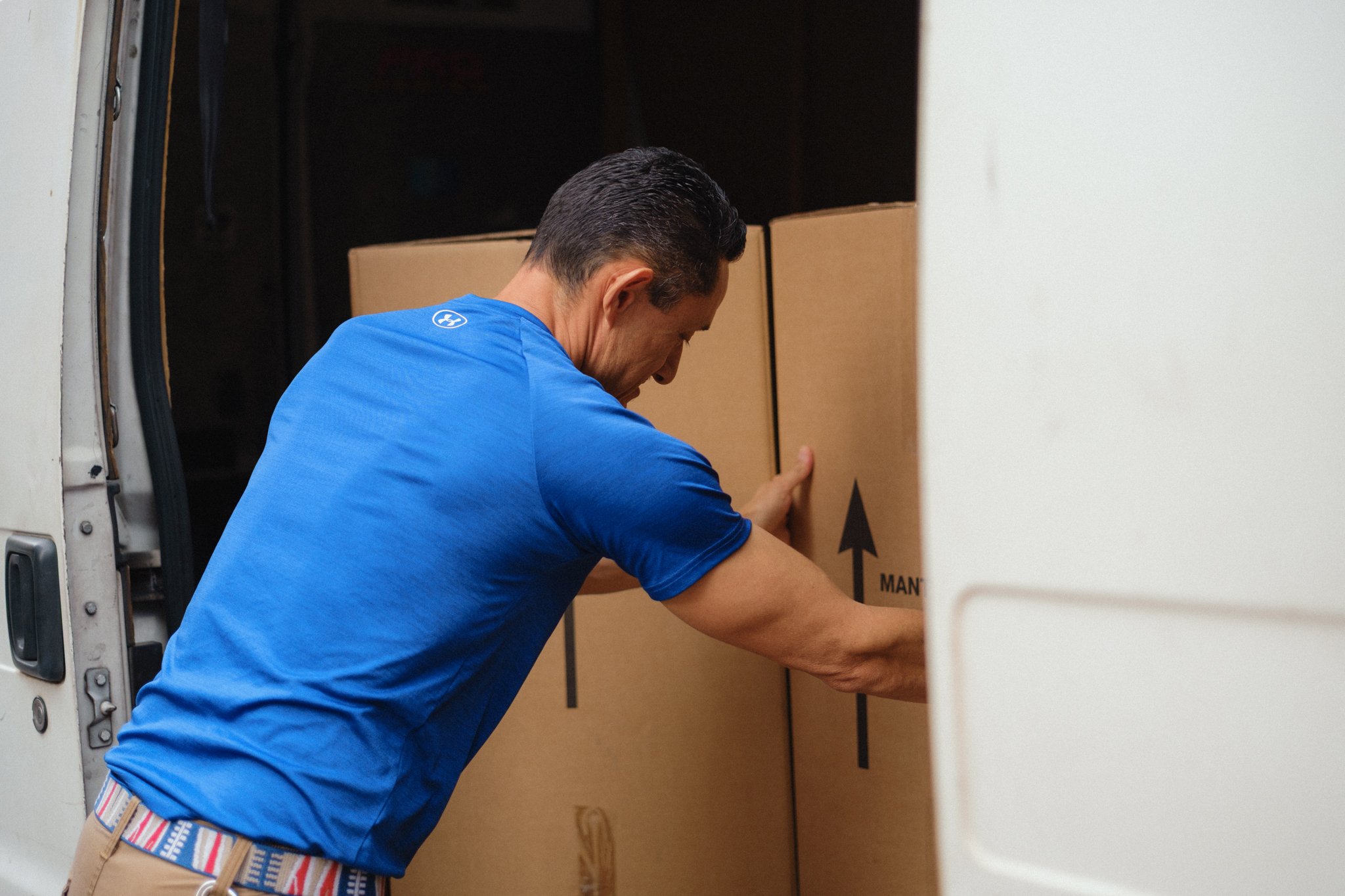 hombre con cajas de mudanza