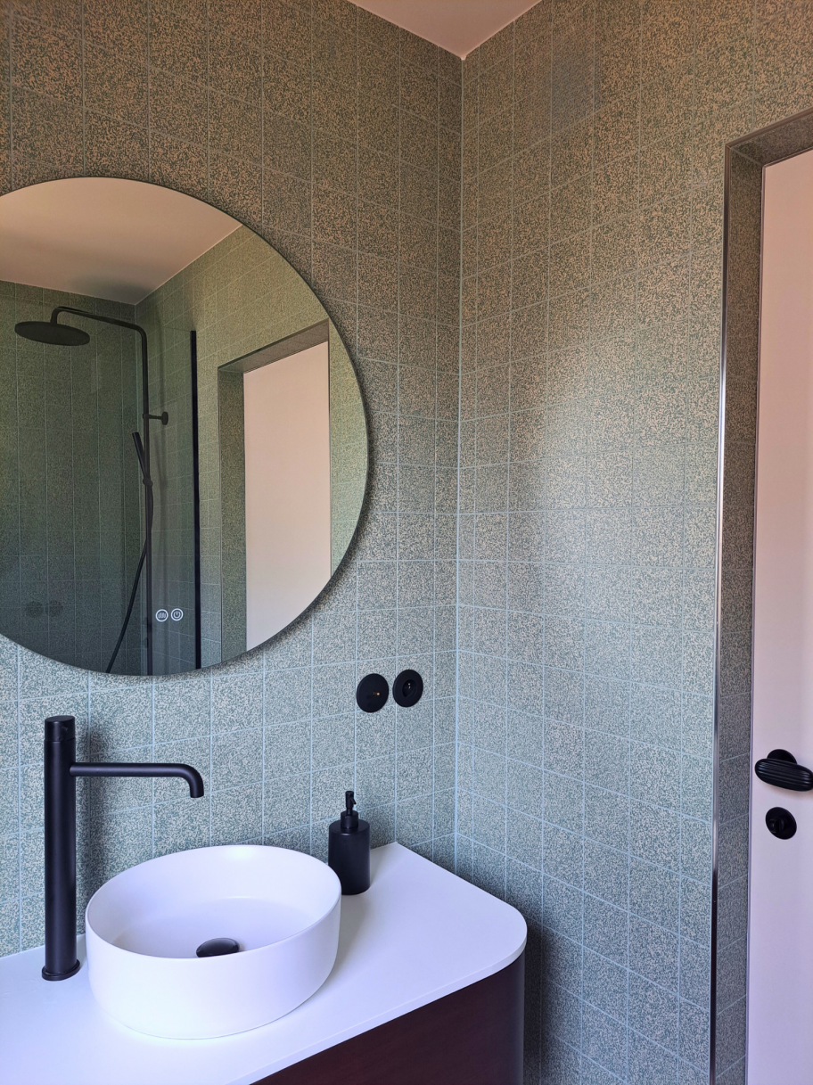 Douche ardoise miroir rond — maison Dora Luxembourg Cessange · Mélanie Trinkwell Studio