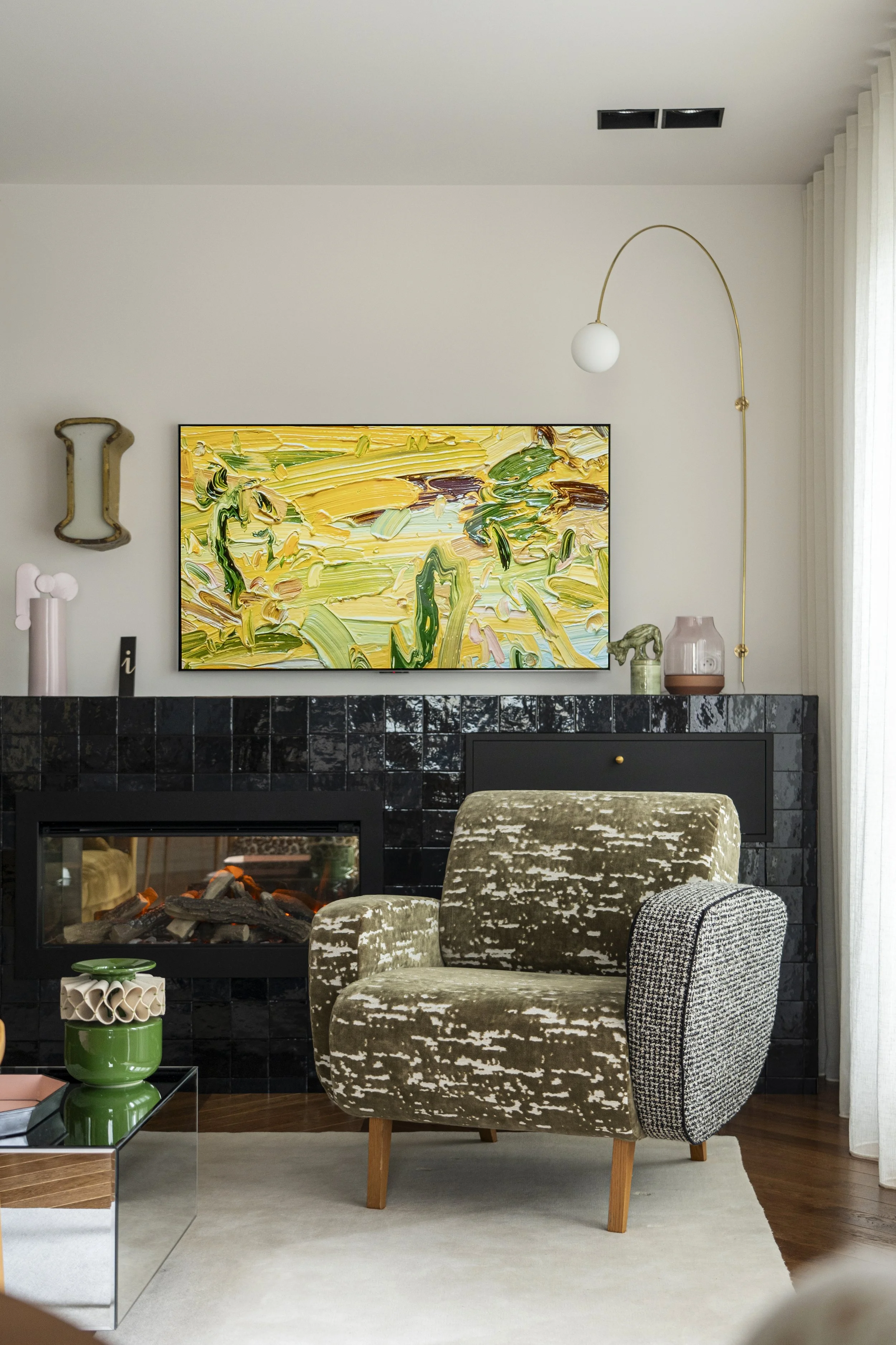 Fauteuil velours et tableau abstract — appartement Rocky Yutz · design résidentiel Mélanie Trinkwell