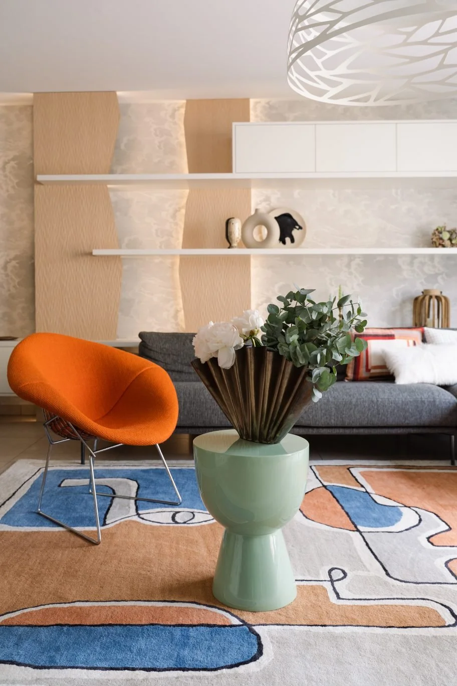 Salon appartement Le Magicien Bettembourg — chaise orange et tapis abstract · Mélanie Trinkwell
