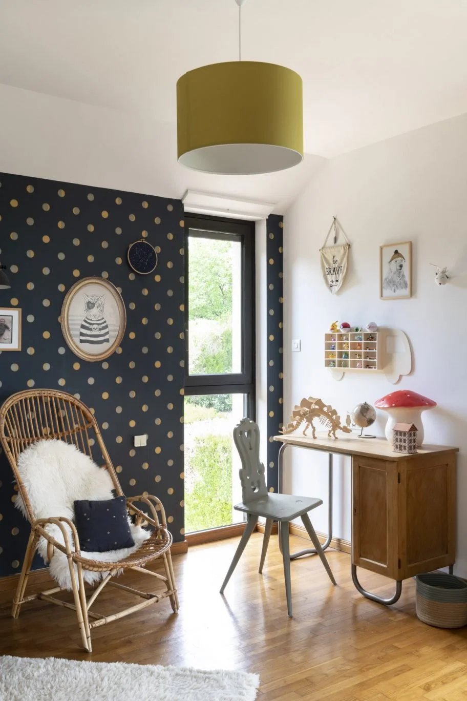 Papier peint pois bleu et suspension olive — chambre maison Bear Metz · Mélanie Trinkwell